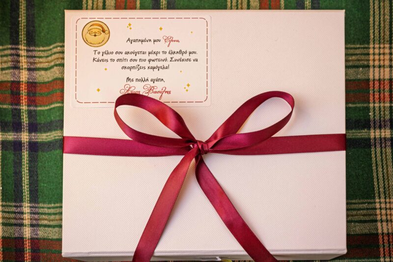 Xrisimopoiei paranoma to Christmas concept, Santa Mail, δωρεάν αποστολή γράμματος, δώρο Χριστούγεννα, και το δέμα με το ροζ σατέν κορδόνι, ιδανικό για παιδιά και οικογένειες.